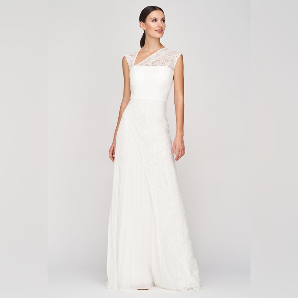Kay Unger Dianna White Lace Overlay Pleated Chiffon Gown Asymmetrical Neck‎ Line
